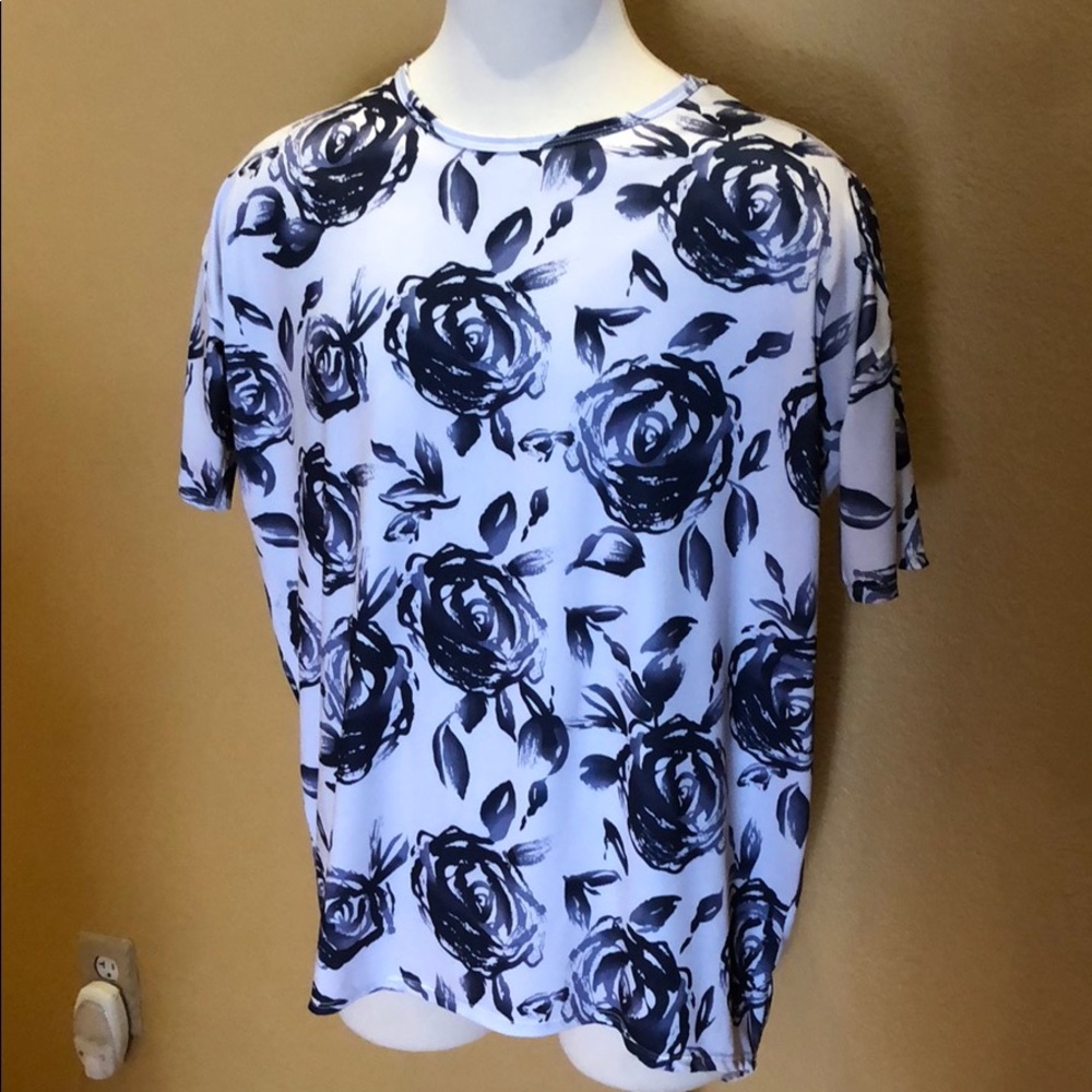 LuLaRoe blue Roses on white shirt sz M
